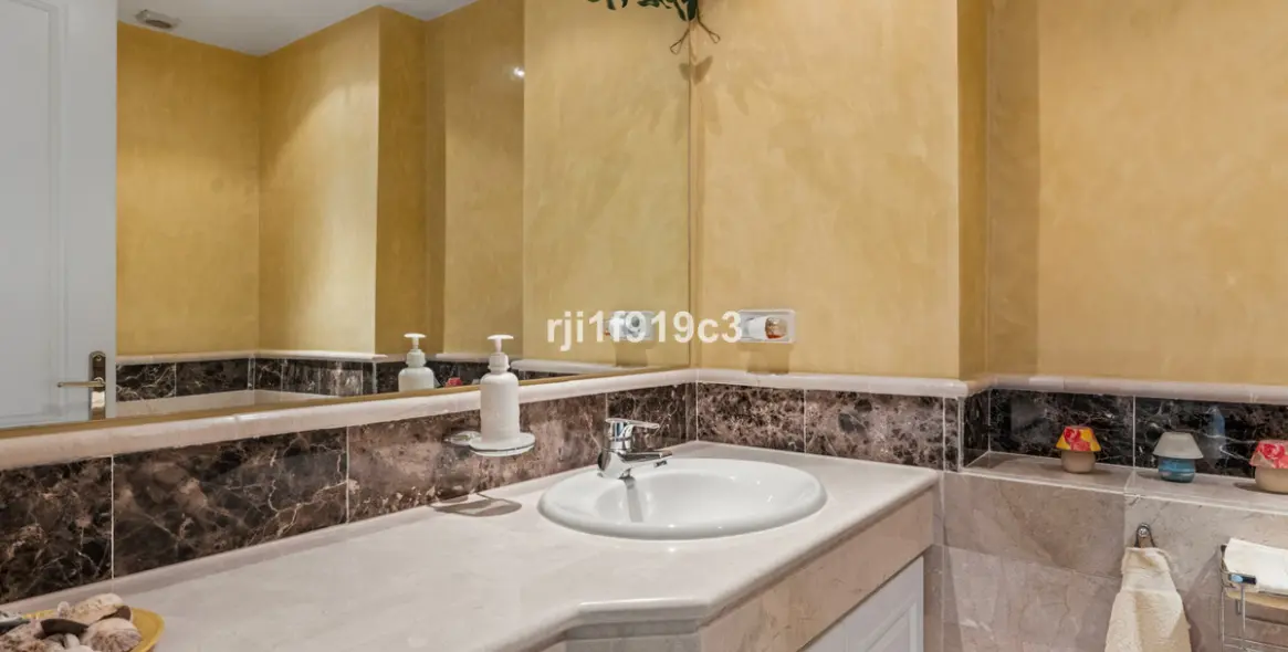 Sale of middle floor apartment in Elviria 28