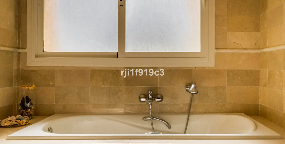 Sale of middle floor apartment in Elviria 29