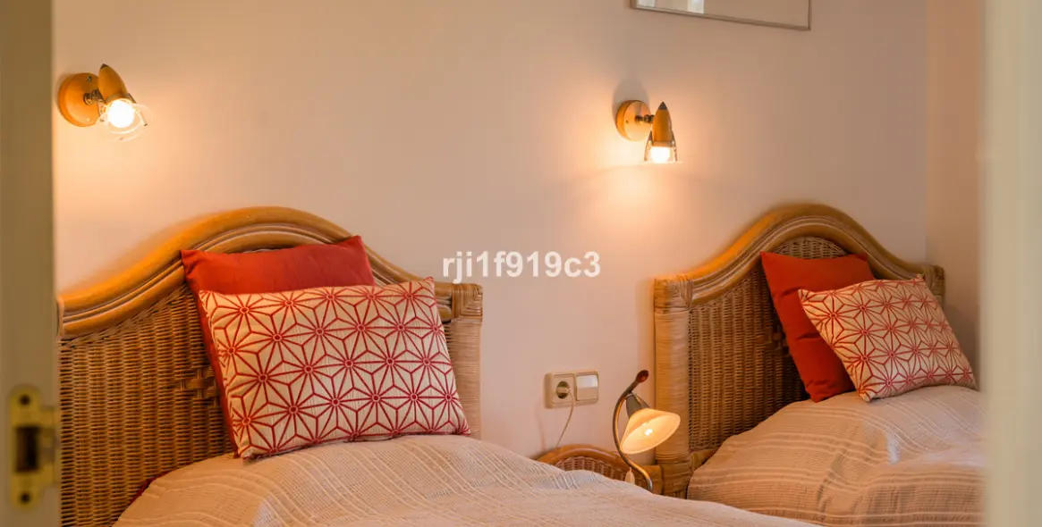 Sale of middle floor apartment in Elviria 30