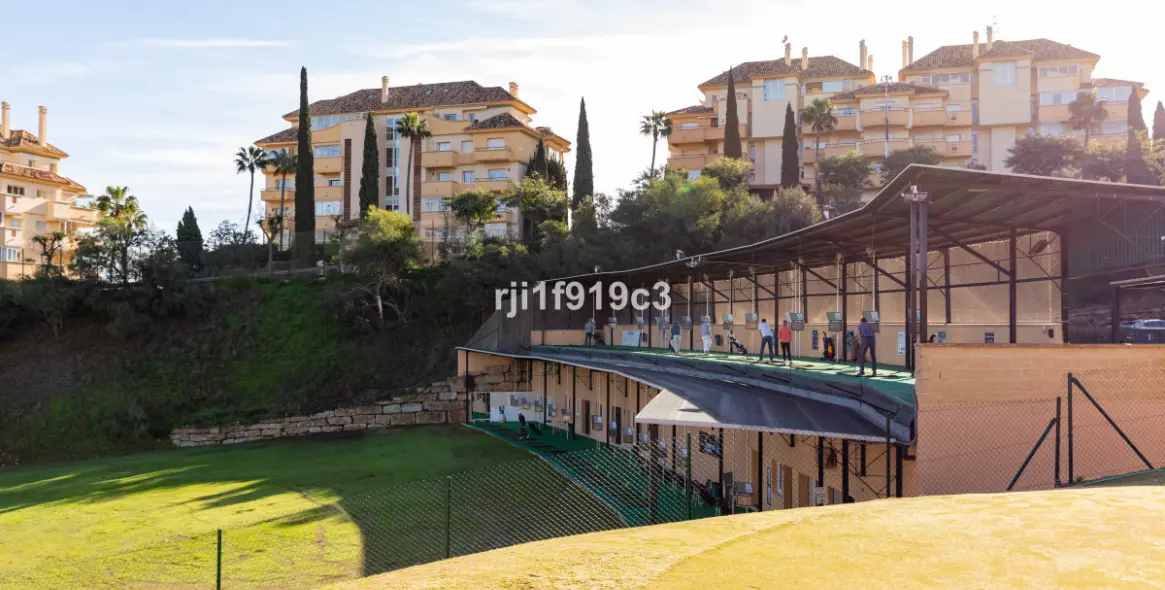 Sale of middle floor apartment in Elviria 33