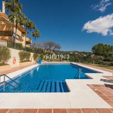 Sale of middle floor apartment in Elviria