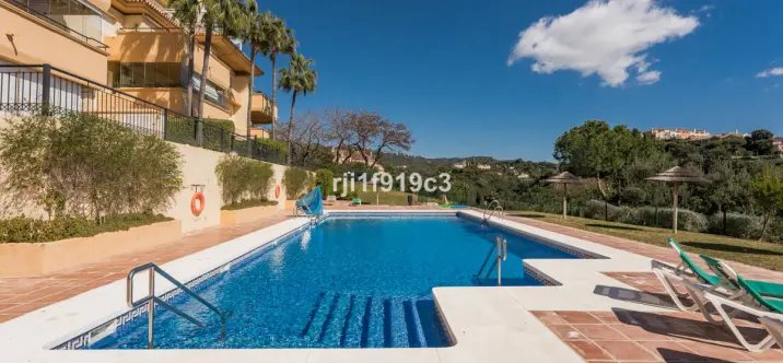 Sale of middle floor apartment in Elviria 0