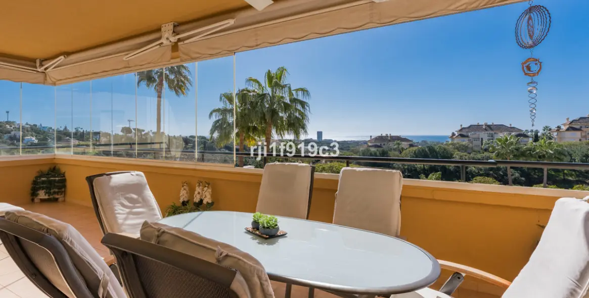 Sale of middle floor apartment in Elviria 2