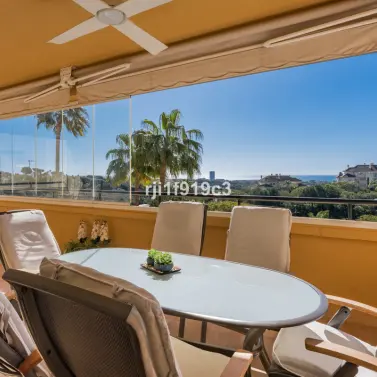 Sale of middle floor apartment in Elviria