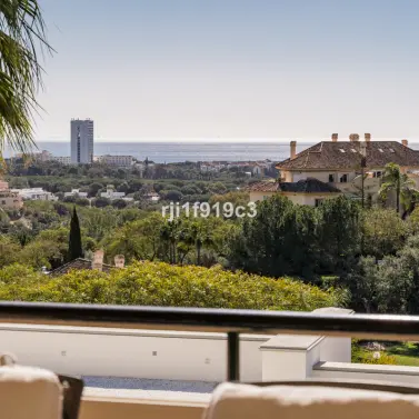 Sale of middle floor apartment in Elviria