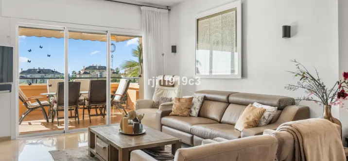 Sale of middle floor apartment in Elviria 3