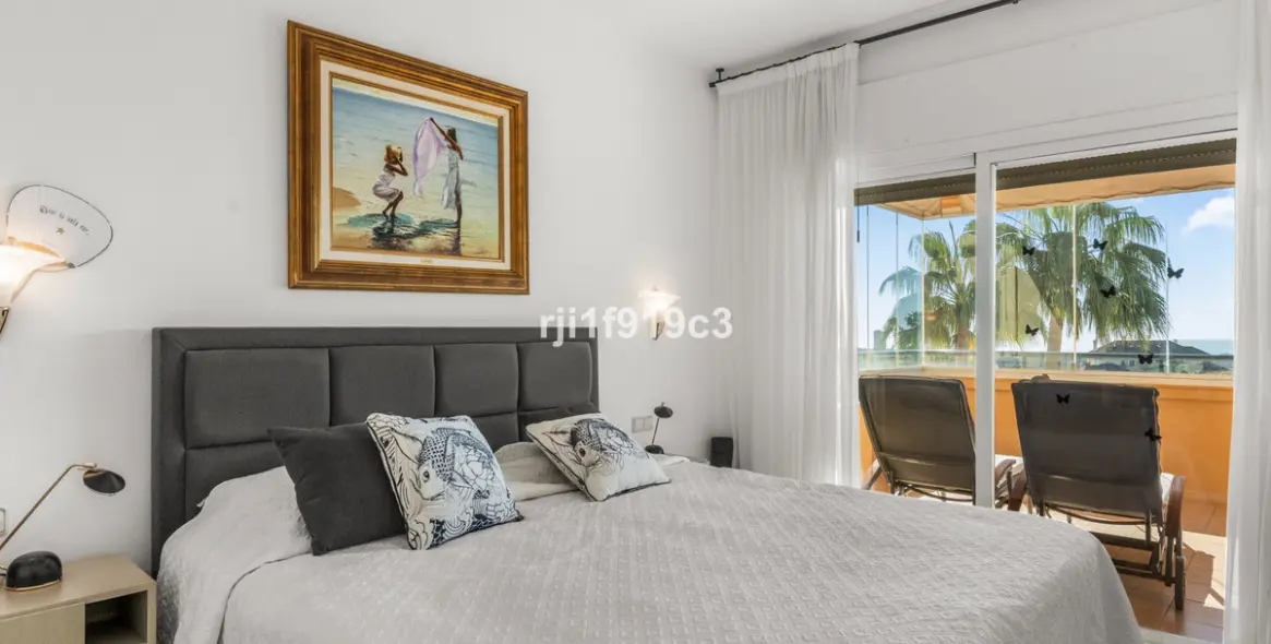 Sale of middle floor apartment in Elviria 7