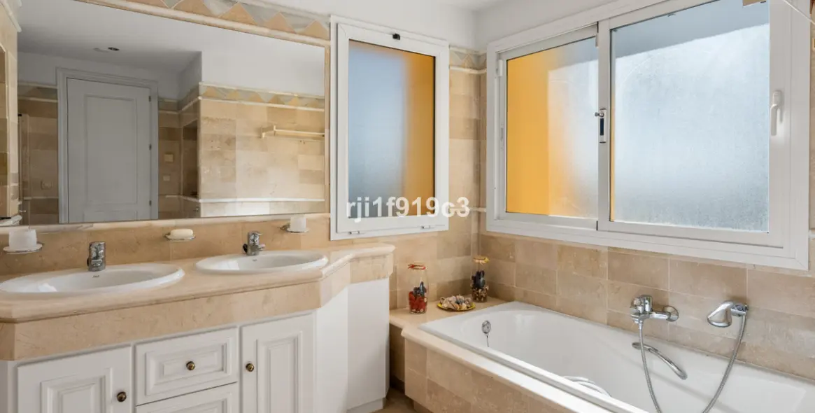 Sale of middle floor apartment in Elviria 8