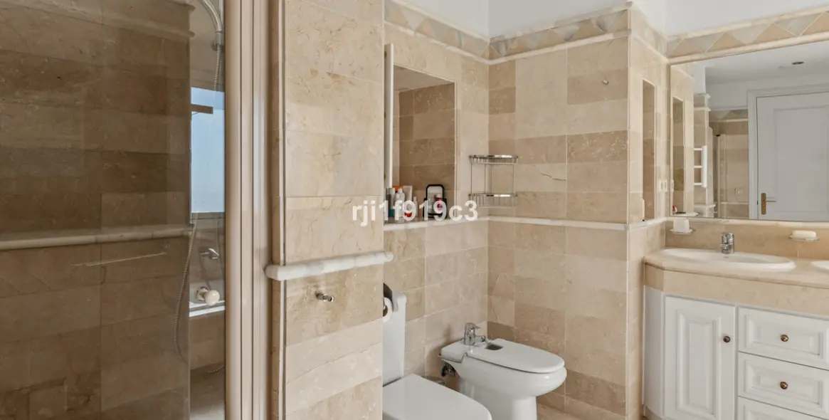 Sale of middle floor apartment in Elviria 12