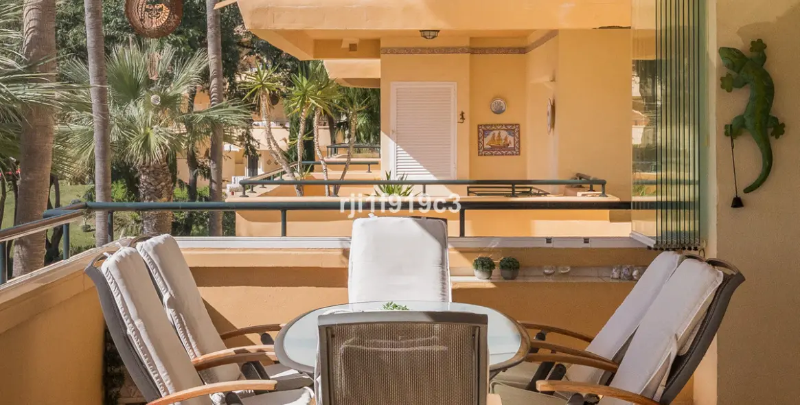 Sale of middle floor apartment in Elviria 16