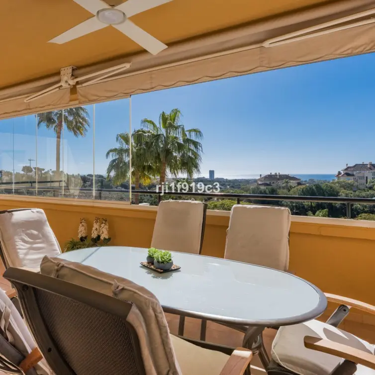 Sale of middle floor apartment in Elviria