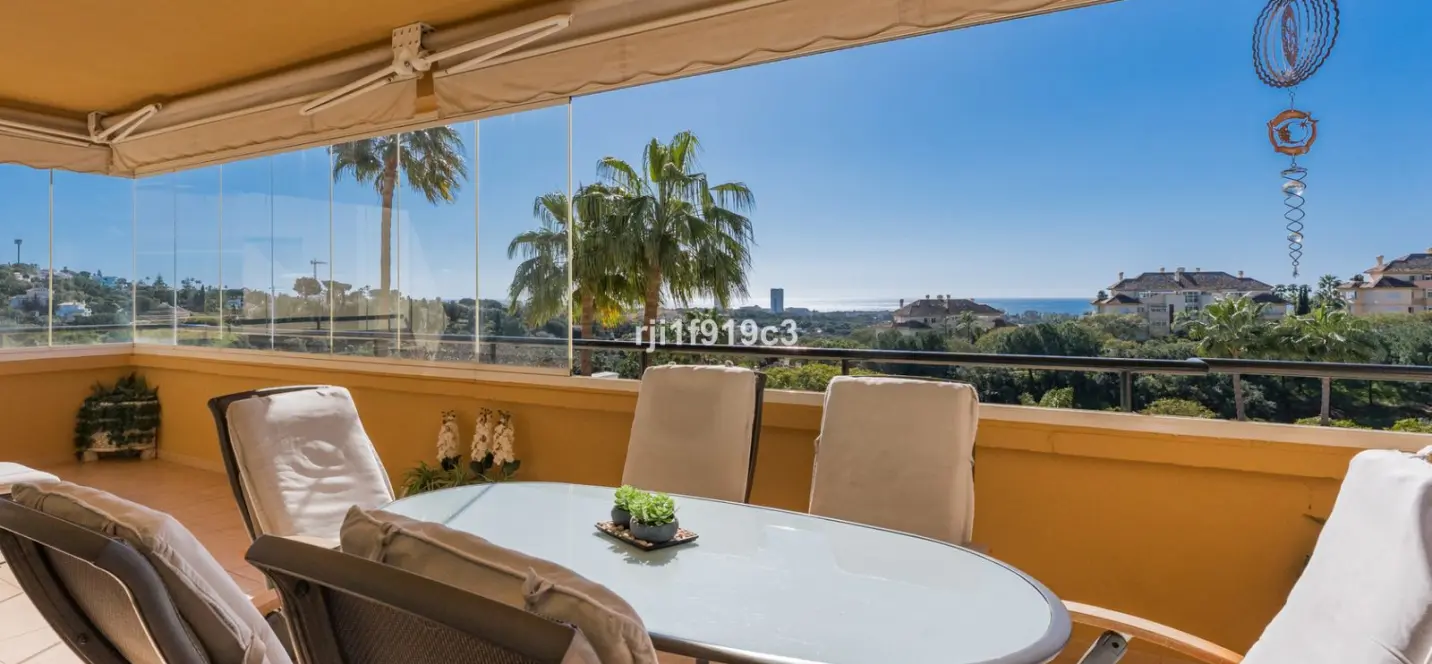 Sale of middle floor apartment in Elviria 0