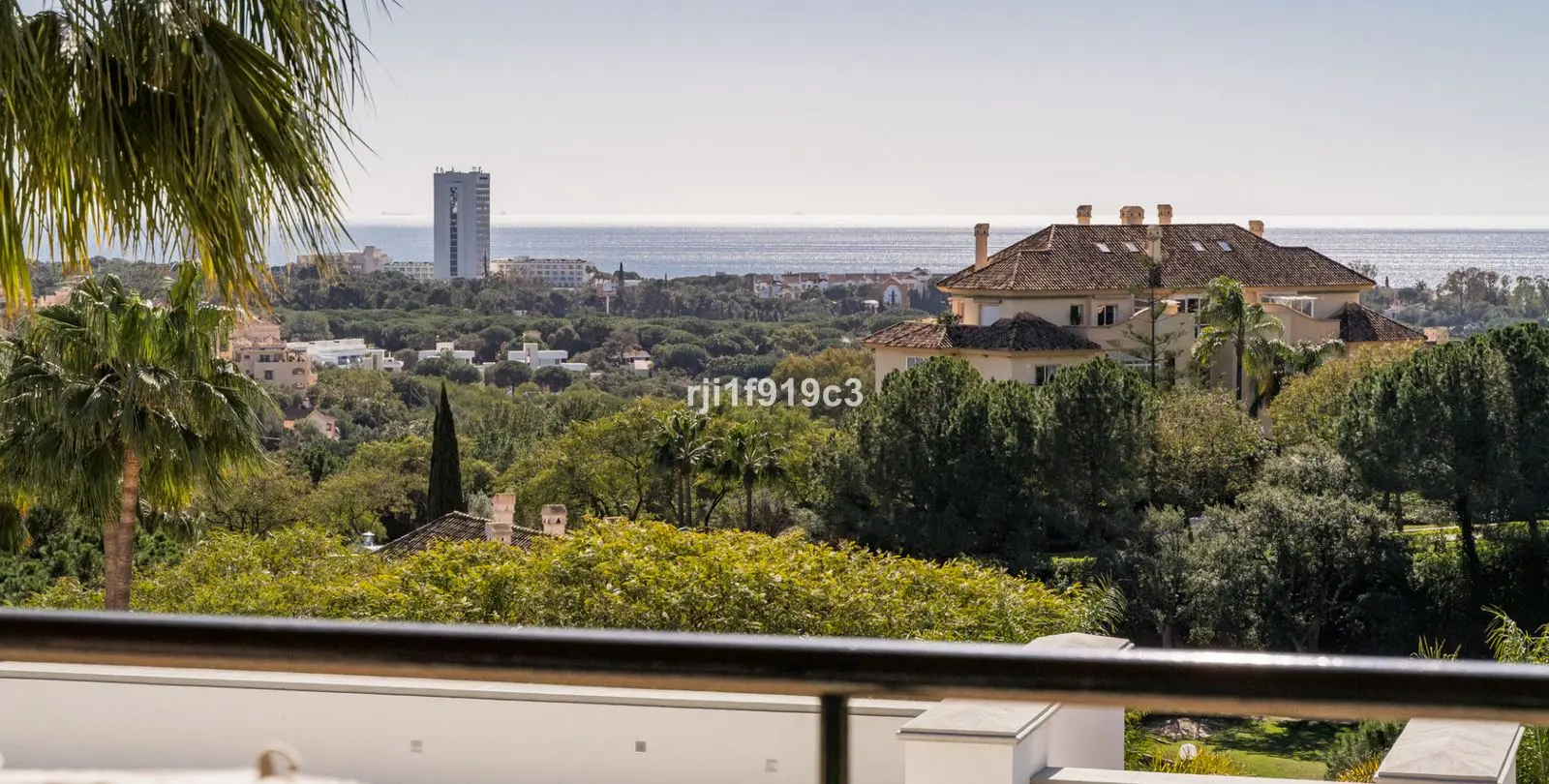 Venta de apartamento en planta media en Elviria 2