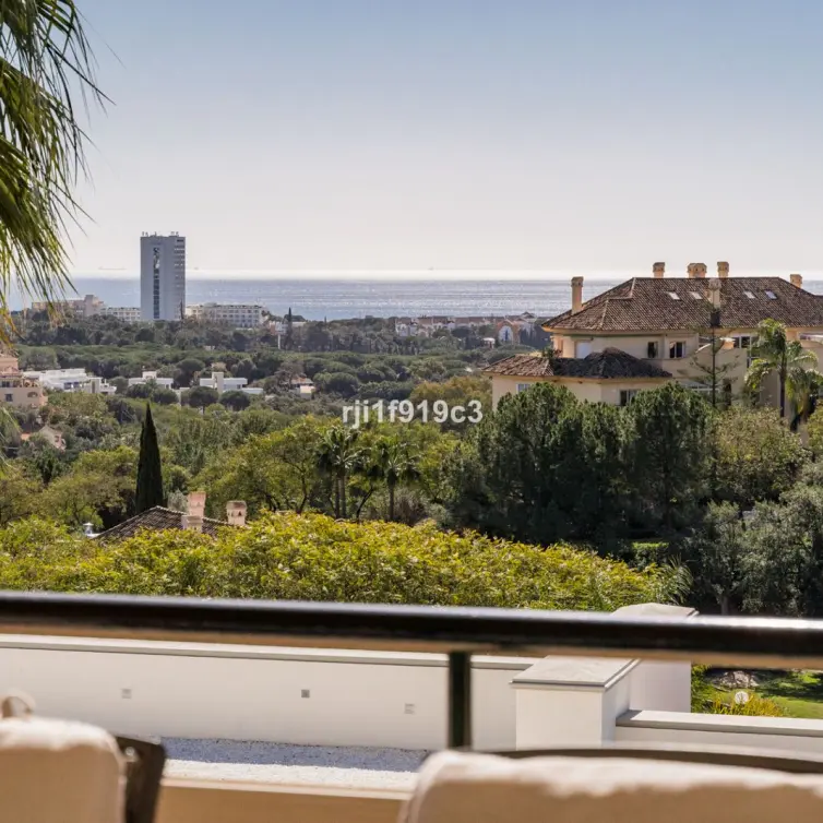 Sale of middle floor apartment in Elviria