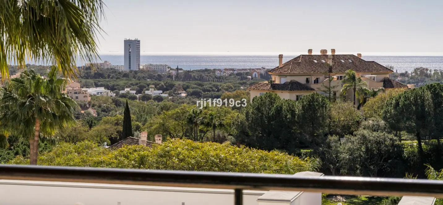 Sale of middle floor apartment in Elviria 1