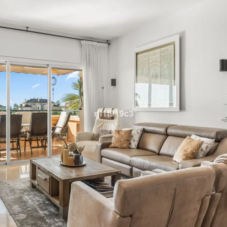 Sale of middle floor apartment in Elviria