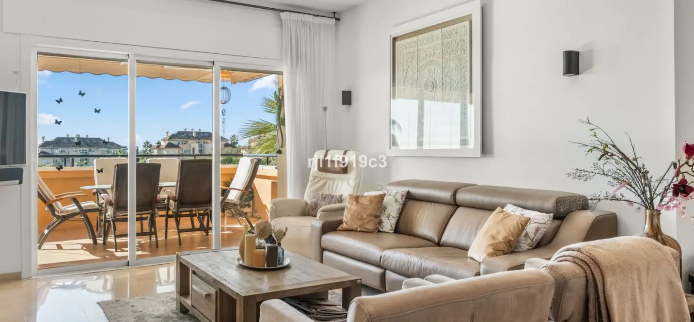 Sale of middle floor apartment in Elviria 2