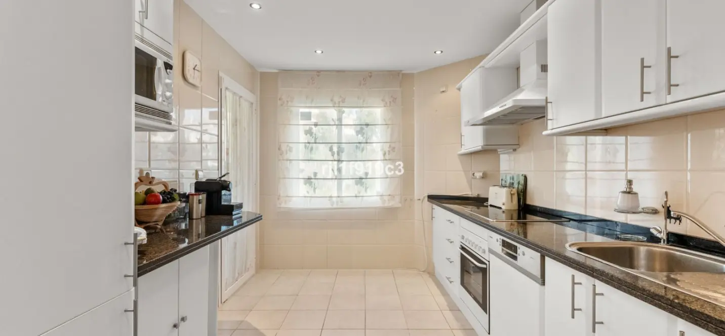 Sale of middle floor apartment in Elviria 4