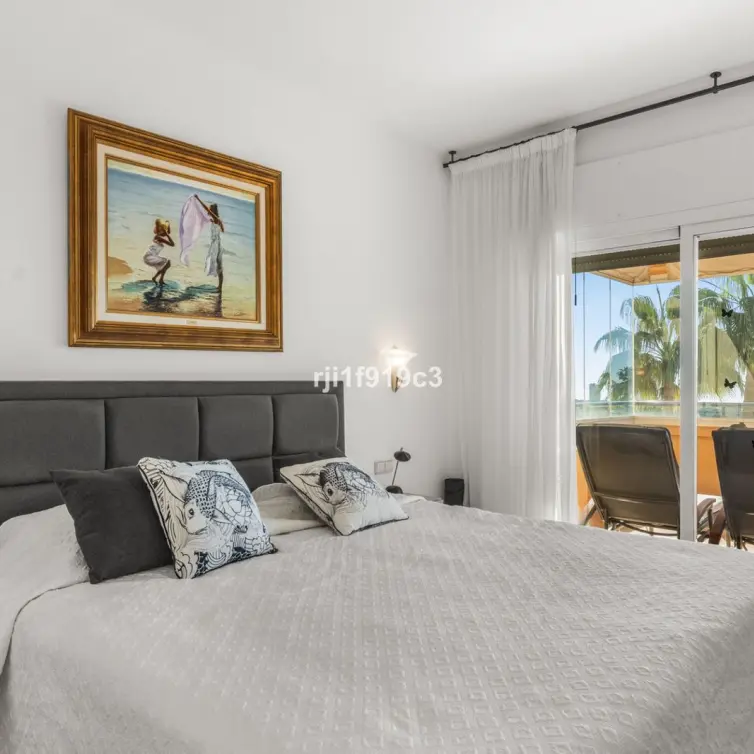 Sale of middle floor apartment in Elviria