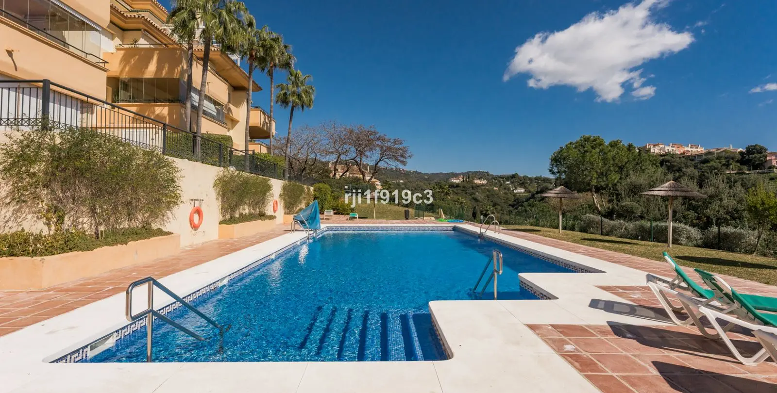 Venta de apartamento en planta media en Elviria 10