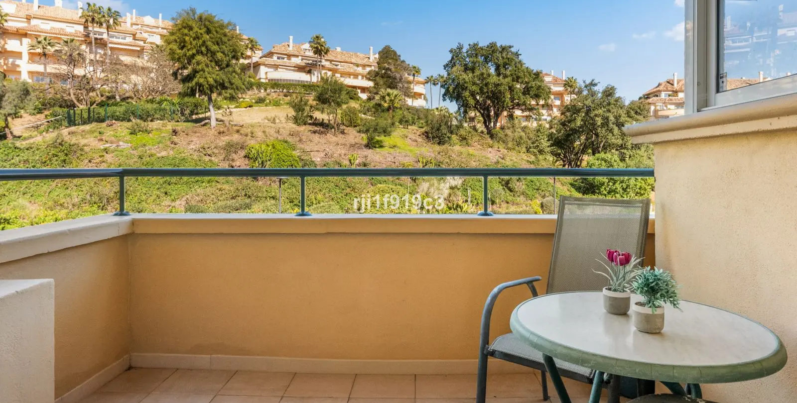 Venta de apartamento en planta media en Elviria 11