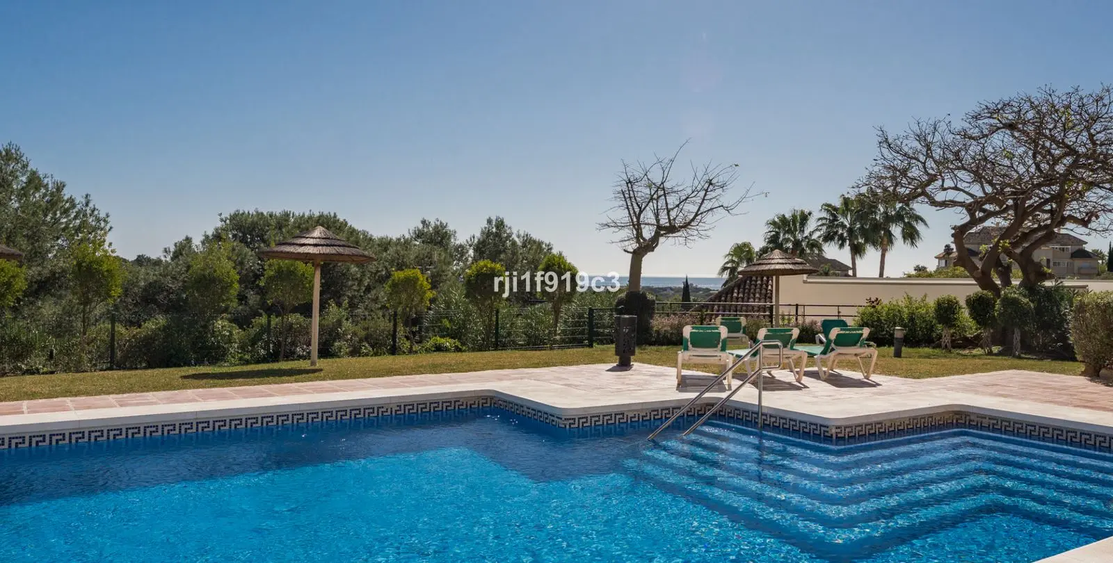 Venta de apartamento en planta media en Elviria 18