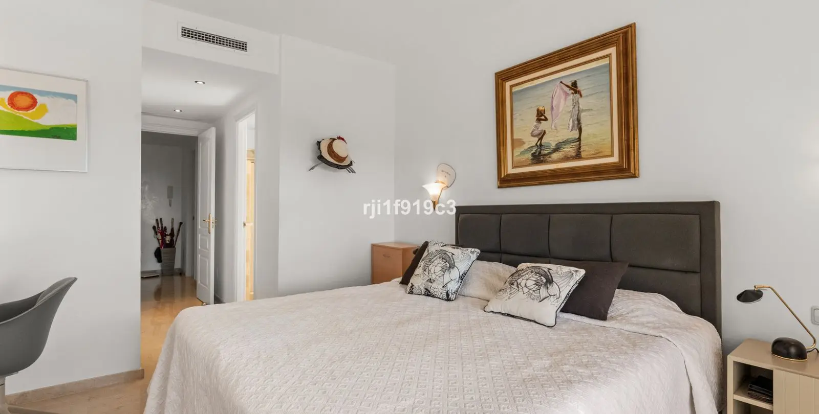 Venta de apartamento en planta media en Elviria 23