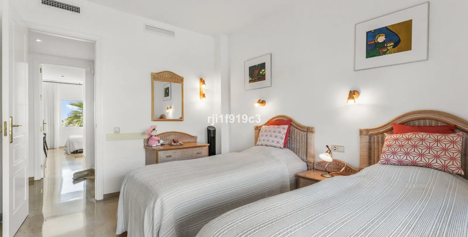 Venta de apartamento en planta media en Elviria 26