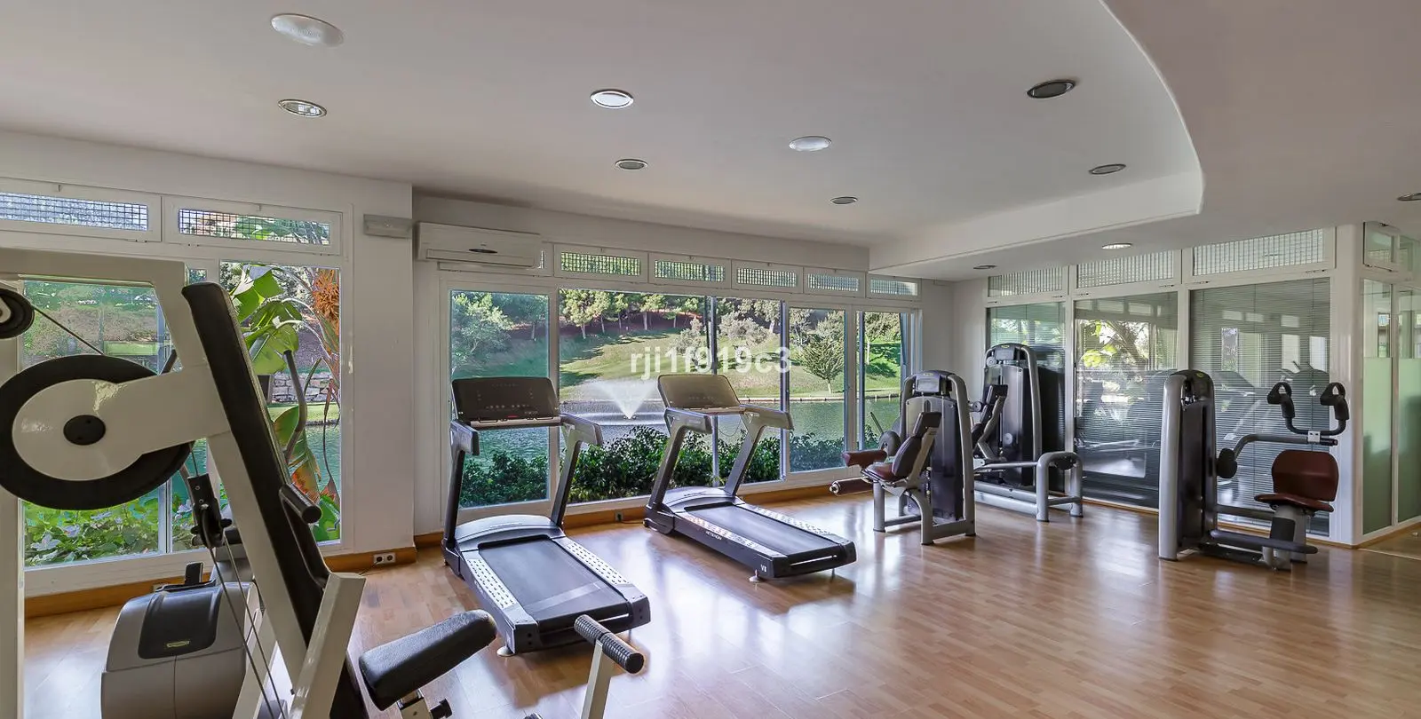 Venta de apartamento en planta media en Elviria 35