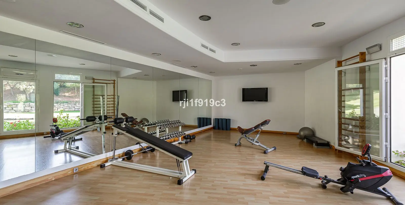 Venta de apartamento en planta media en Elviria 36