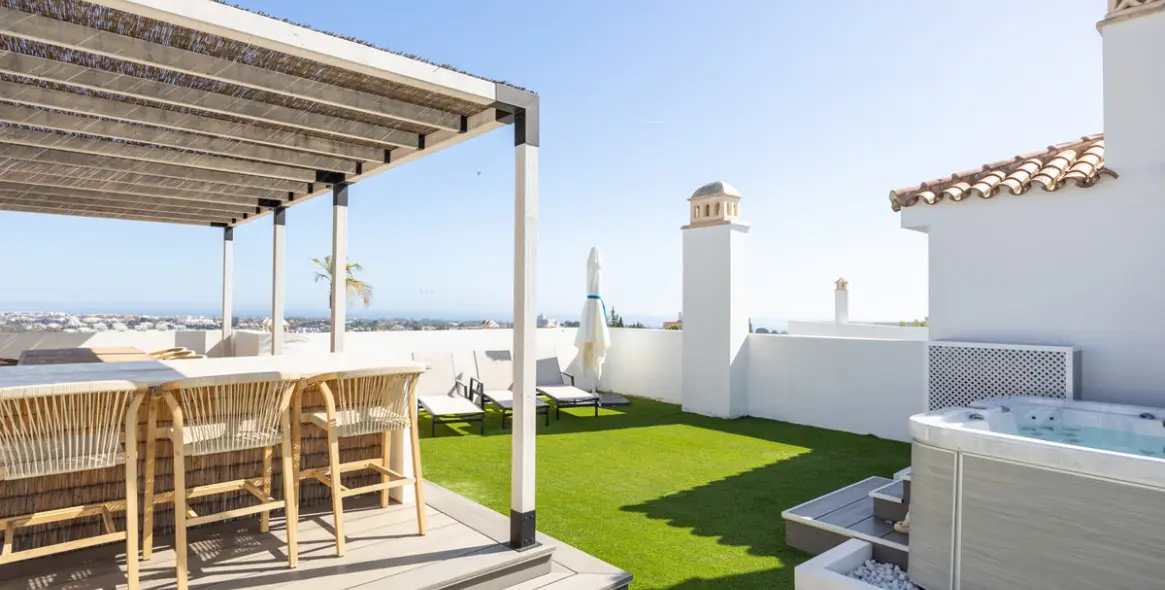 Sale of penthouse in El Paraiso 1