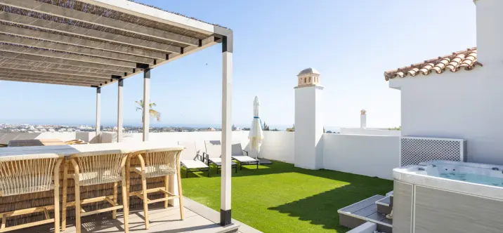 Sale of penthouse in El Paraiso 0