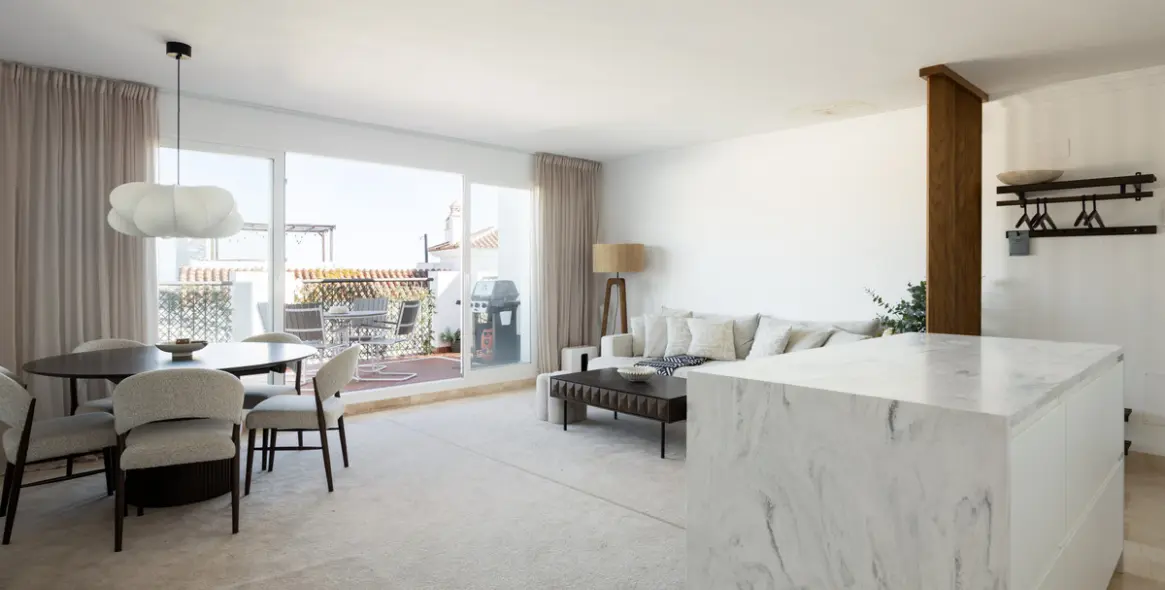 Sale of penthouse in El Paraiso 6