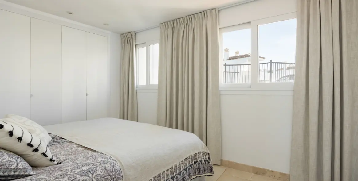 Sale of penthouse in El Paraiso 10