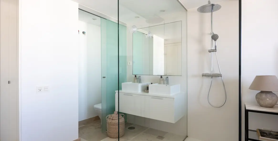 Sale of penthouse in El Paraiso 11