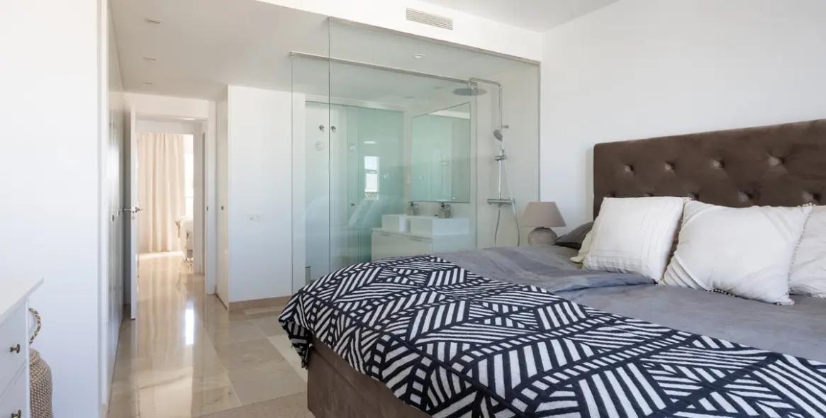 Sale of penthouse in El Paraiso 13