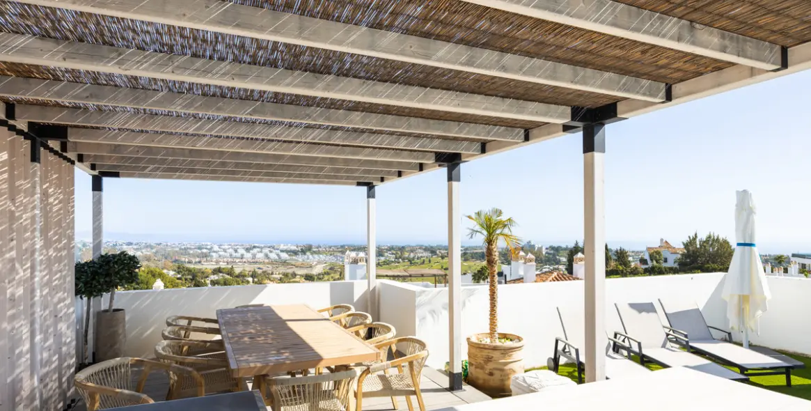 Sale of penthouse in El Paraiso 17