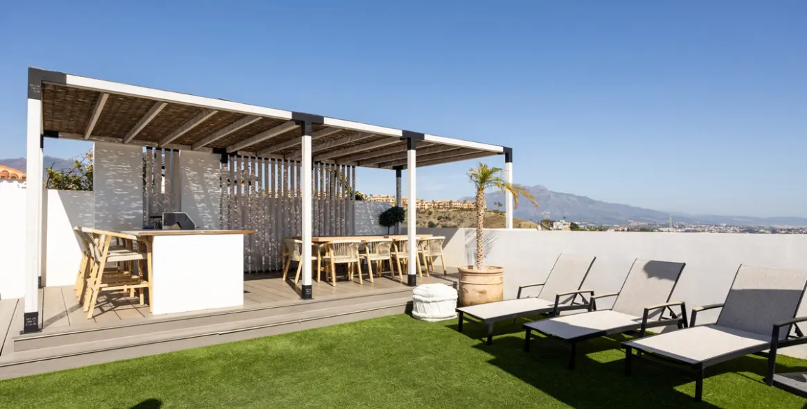 Sale of penthouse in El Paraiso 18