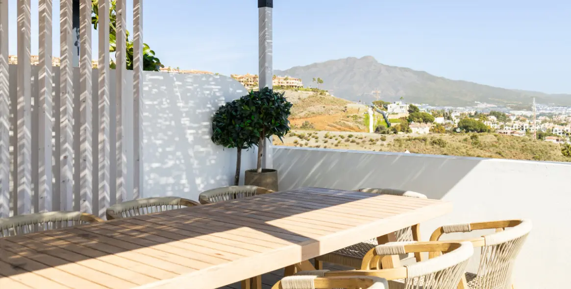 Sale of penthouse in El Paraiso 19