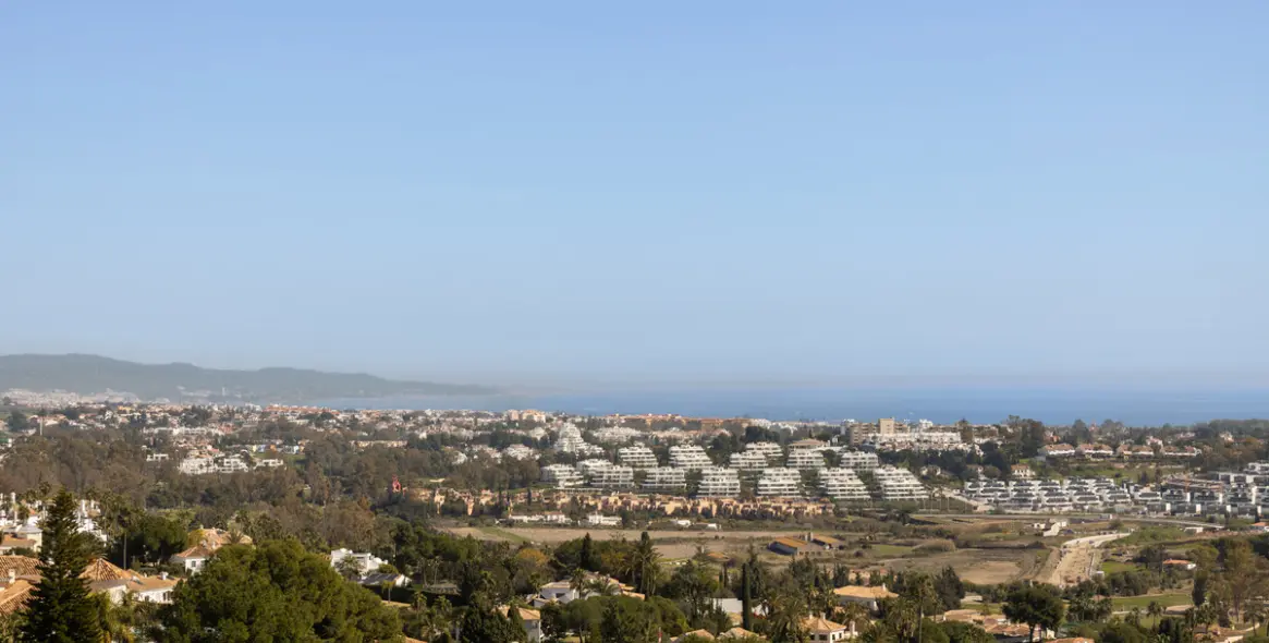 Sale of penthouse in El Paraiso 25