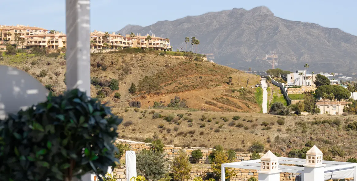 Sale of penthouse in El Paraiso 26