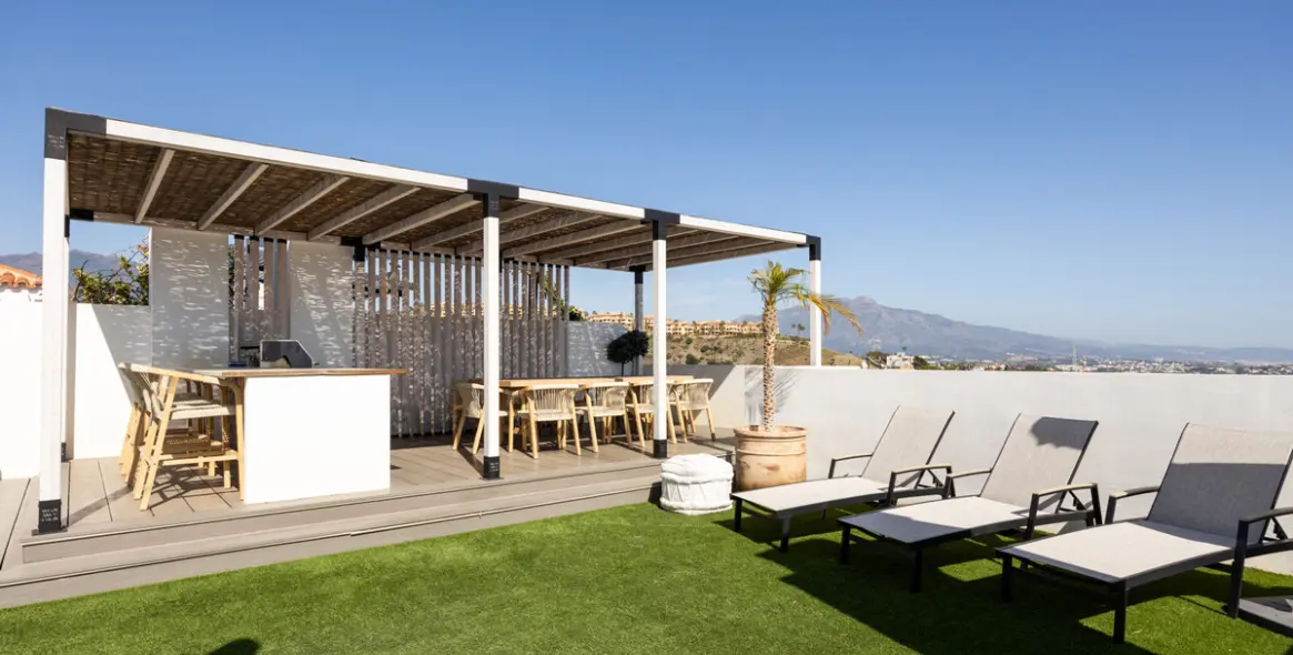 Sale of penthouse in El Paraiso 18