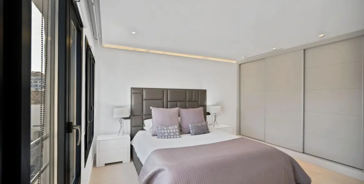 Продажа двухуровневых апартаментов в Marbella 11