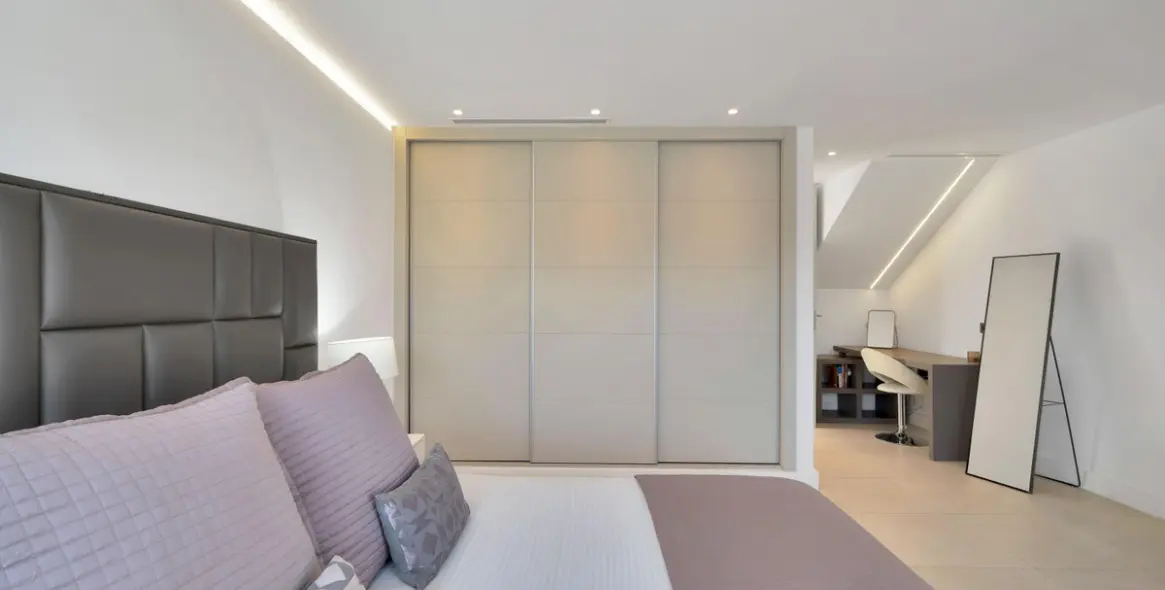 Продажа двухуровневых апартаментов в Marbella 12