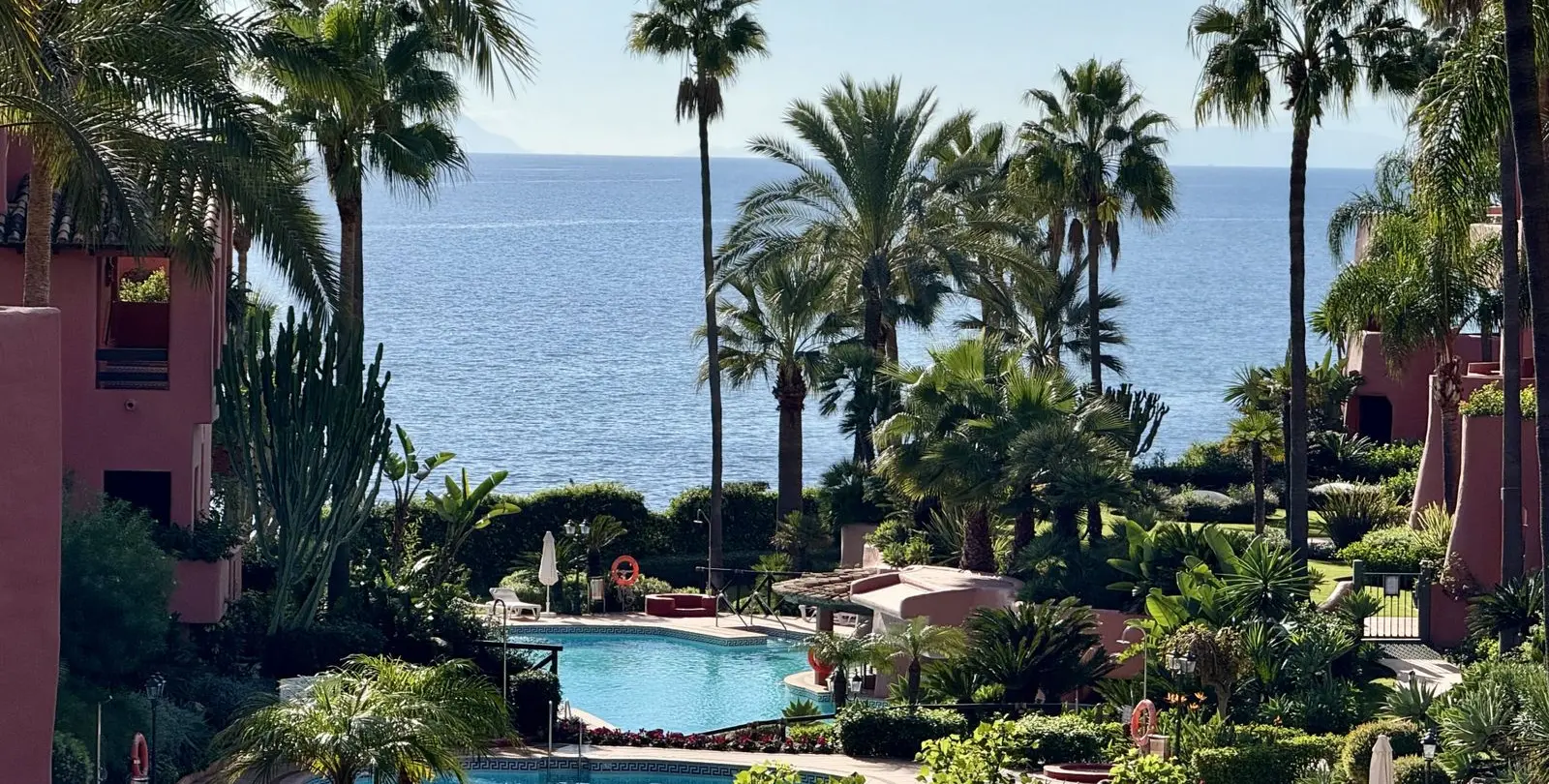 Sale of middle floor apartment in Estepona 1
