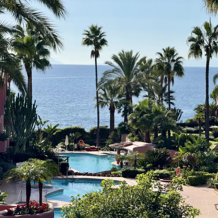 Sale of middle floor apartment in Estepona