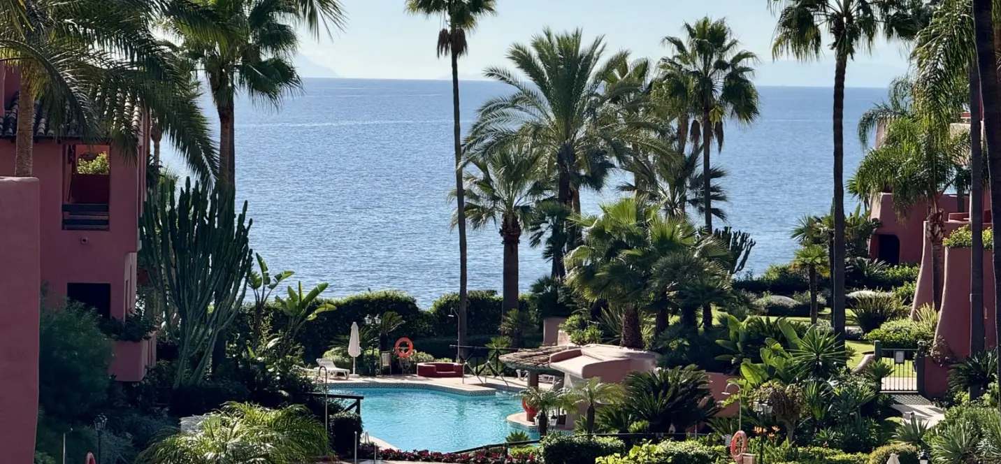 Sale of middle floor apartment in Estepona 0