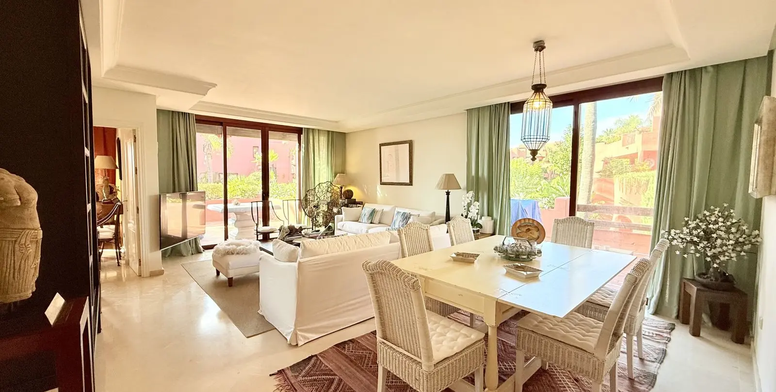 Sale of middle floor apartment in Estepona 2