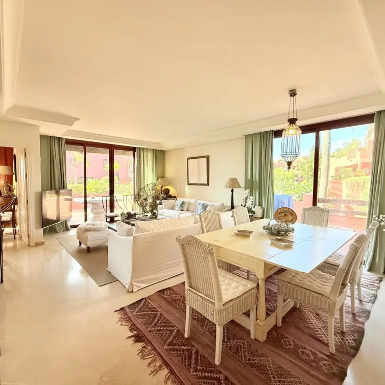 Sale of middle floor apartment in Estepona