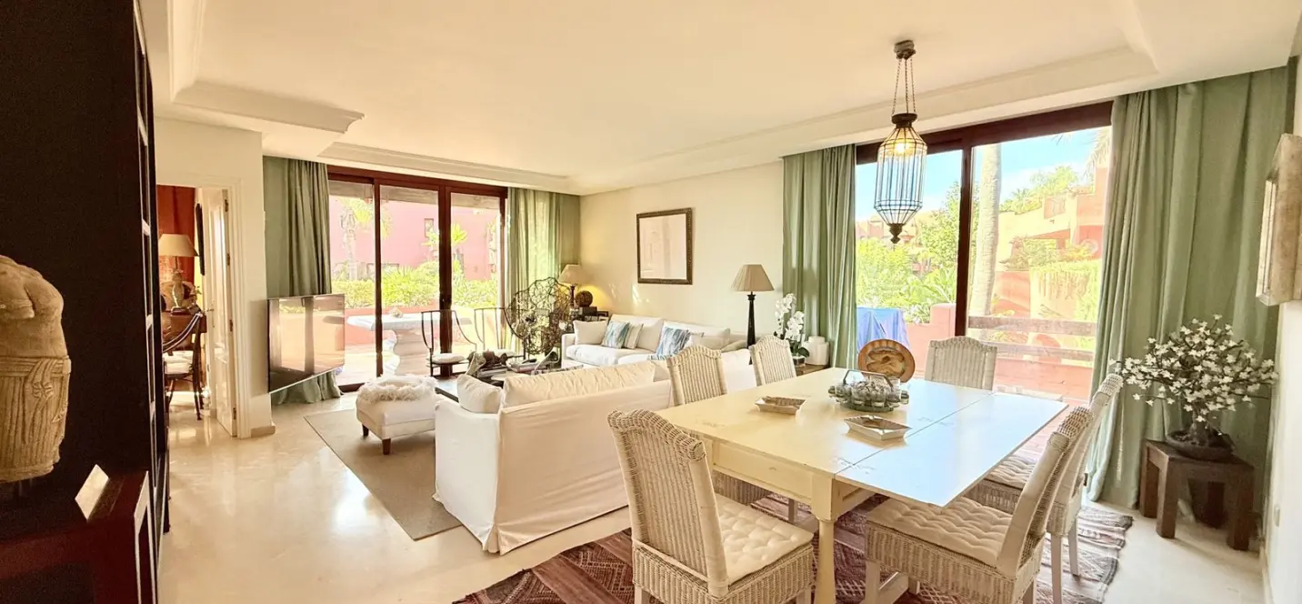 Sale of middle floor apartment in Estepona 1